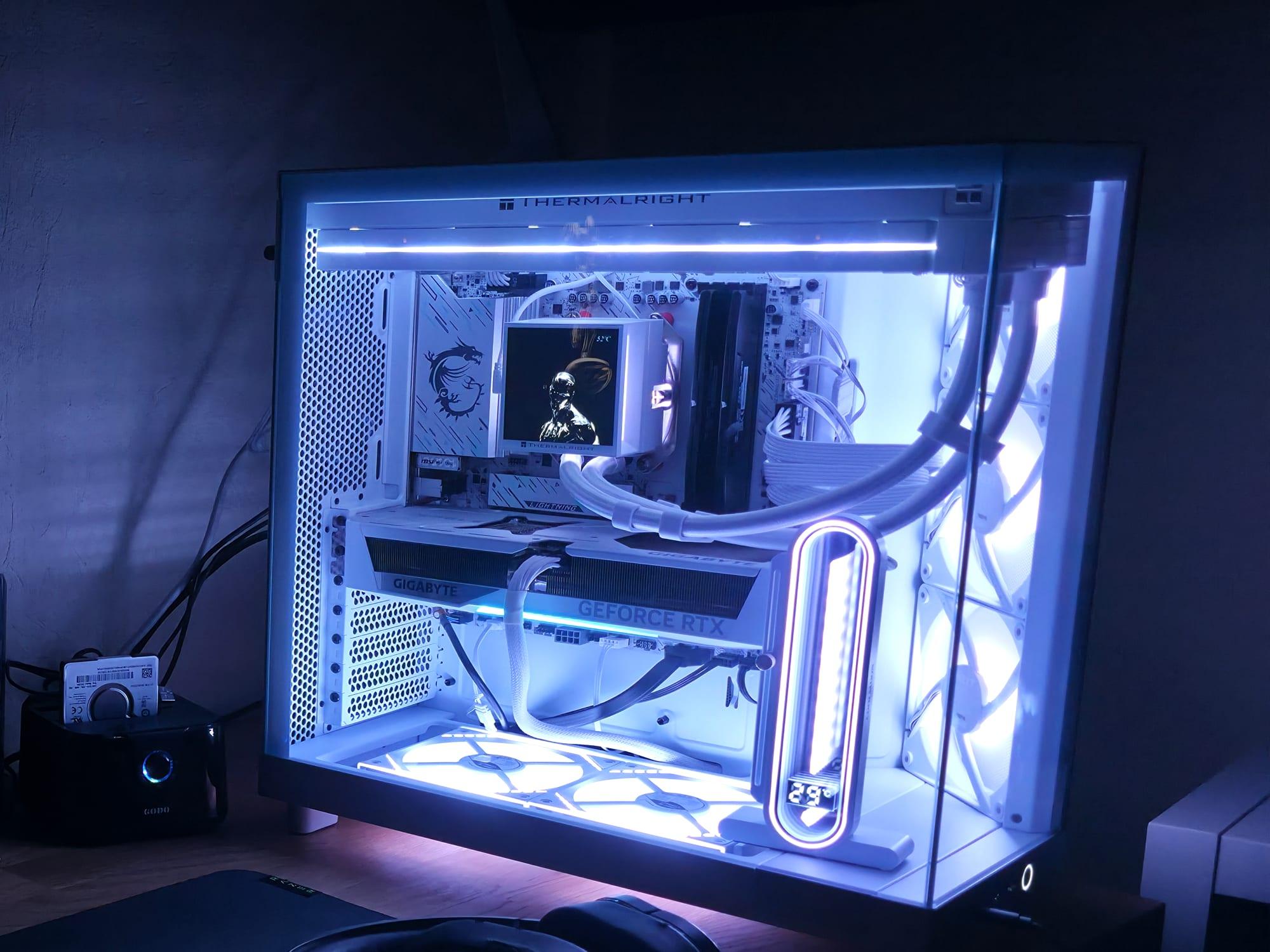 PC gaming total white assemblato da Loris sulla scrivania: case Thermalright con vetro panoramico, scheda video Gigabyte GeForce RTX e raffreddamento a liquido illuminati di bianco e blu